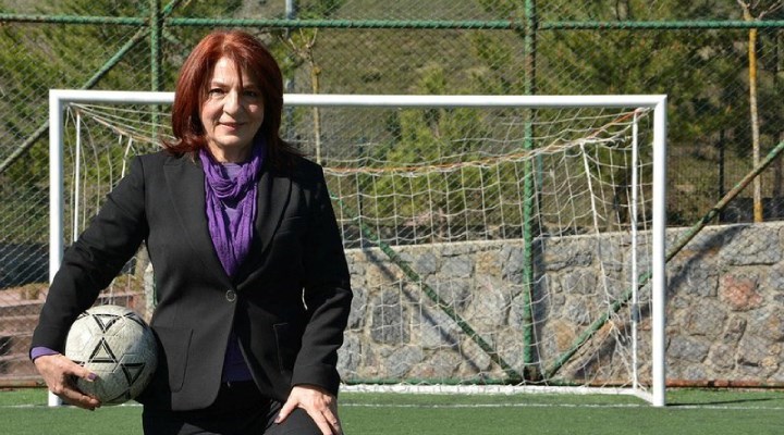 VAR hakeminin yanına gidip