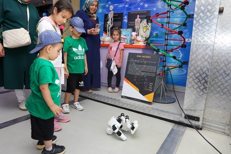 Konya'daki Çocuklar 'Bilim Tırı' ile Eğlenerek Öğreniyor