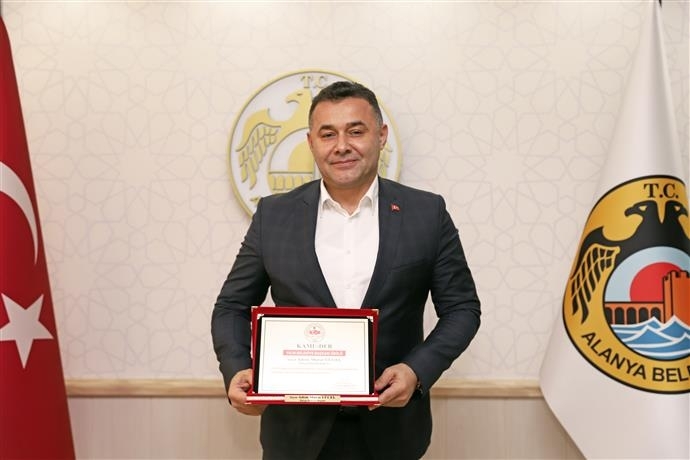 Yılın En Başarılı Belediye Başkanı Adem Murat Yücel Seçildi.
