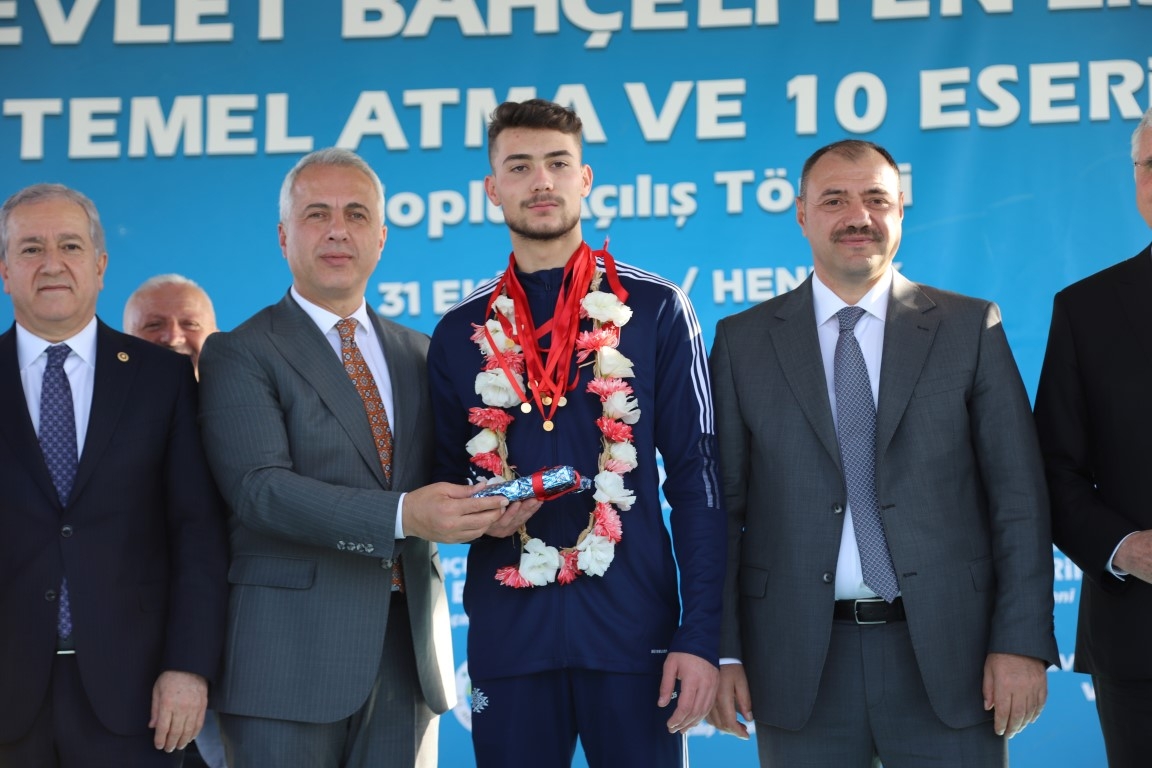 Babaoğlu Dünya şampiyonunu makamında kabul etti.