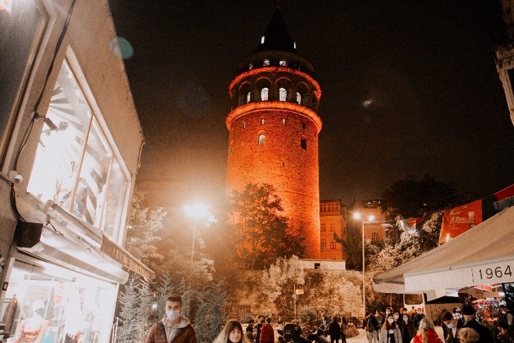 LÖSEV İstanbul'u turuncu ışıklarla aydınlattı