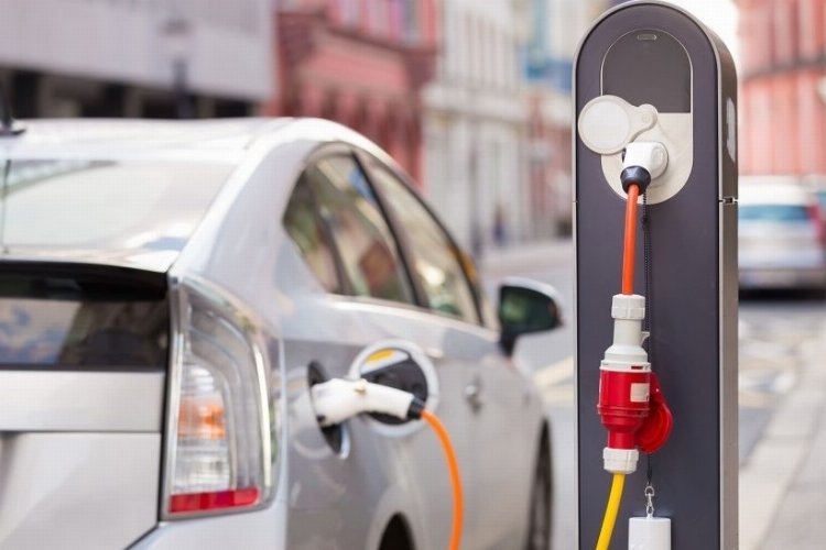 Yakıt fiyatları elektrikli araçların popülerliğini artırıyor